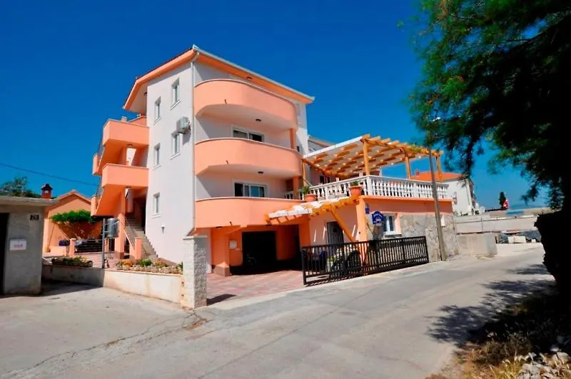 Marinovi Dvori Apartment Slatine