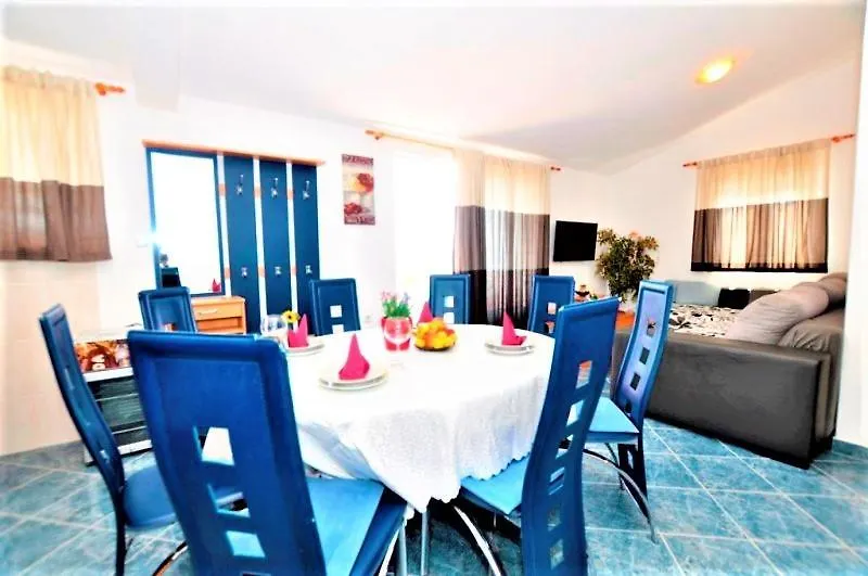 Marinovi Dvori Apartment Slatine
