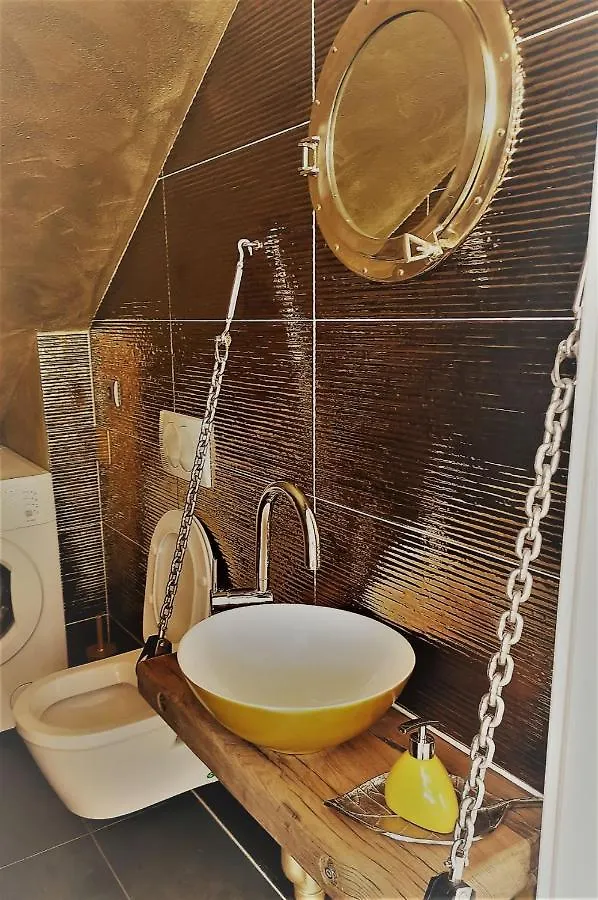 Marinovi Dvori Apartment Slatine