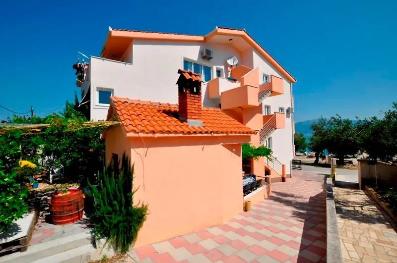 Marinovi Dvori Apartment Slatine